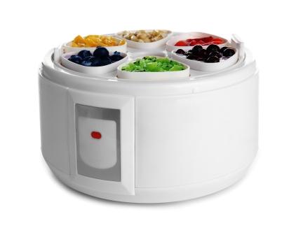 Automatický výrobca jogurtov s ovocím na bielom pozadí