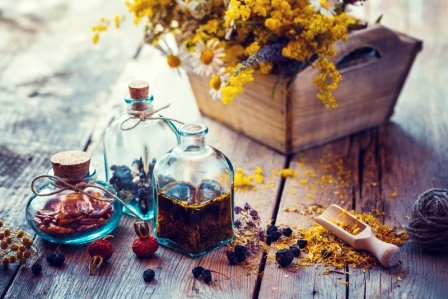 Fľaša tinktúry malavit a suché zdravé byliny drevené lopatka liečivých bylinkami