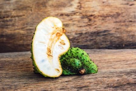 Graviol na starom drevenom pozadí - exotické tropické ovocie Graviol na starom drevenom pozadí - exotické tropické ovocie