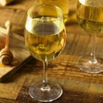 Sladké žlté medové víno a pohár medu medovina