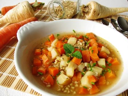 Zeleninová polievka s mrkvou, koreňovou petržlenovou vňaťou a pohánkou