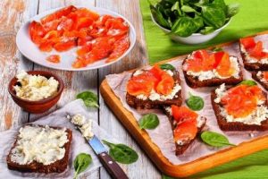 celozrnný chlebík s cottage a údeným lososom