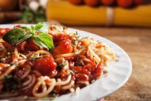 cestoviny s paradajkovou omáčkou