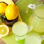 citrónová voda v džbáne a pohári