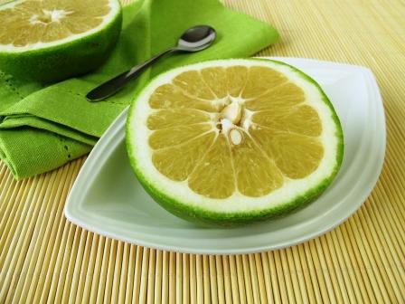 citrusové ovocie sweetie na tanieriku