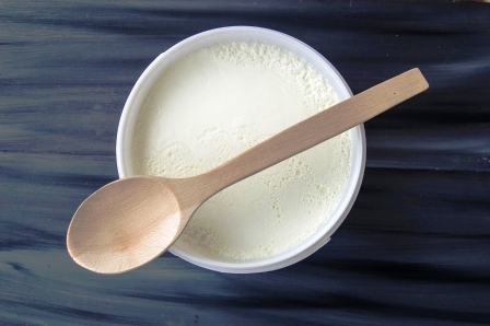 domáci biely jogurt v miske