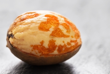 jadro - kôstka z avokáda - ošúpaná polovica má aj typické pomarančové sfarbenie