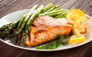 pečený losos so šparglou