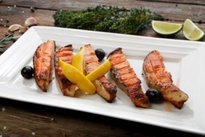 lososa grilovaný na tanieri