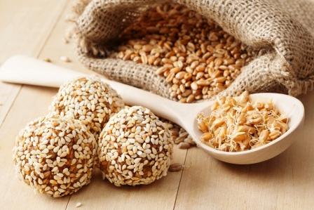 makrobiotické zdravé jedlo - guličky z pšeničných klíčkov so sézamovými semienkami