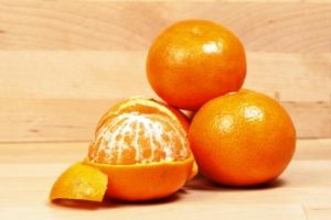 mandarinky cele a osupane ovocie