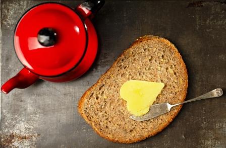 máslo ghee na celozrnním chlebe použití