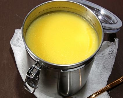 maslo ghee zdravé tekuté maslo v plechovej nádobe