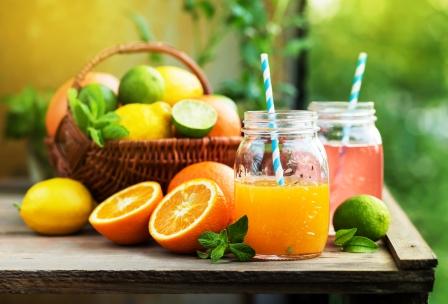 mix citrus.ovocia v košíku a šťava v pohári