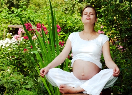 mlada tehotna zena relaxuje