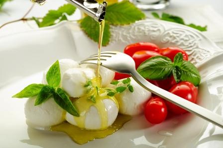 mozzarella a rajčata jsou polévané olivovým olejem