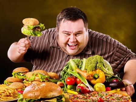 nadváha, muž s hamburgermi