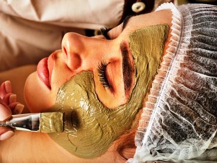 nanášanie masky na tvár ženy