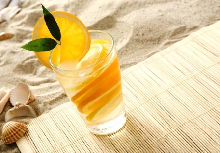nealkoholický drink voda s pomarančom