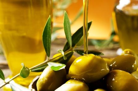 olivový olej lejúci sa na olivy