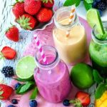 ovocie a smoothie v pohároch - zelené, jahodovo-černicové a ananásové smoothie