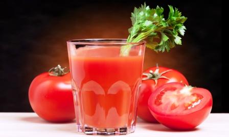 paradajková šťava - džús v pohári