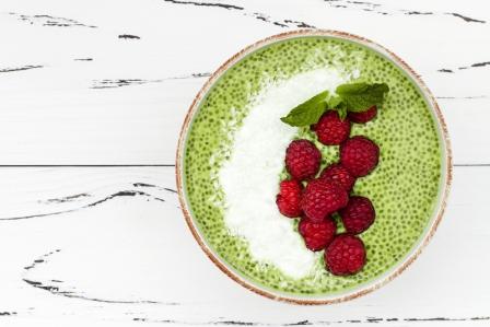 puding z matcha čaje, chia semínek a kokosového mléka ozdobený malinama