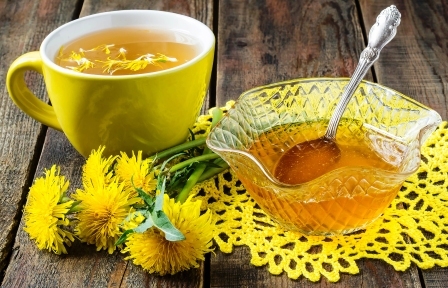 Púpava - rastlina, púpavový čaj a med na stole