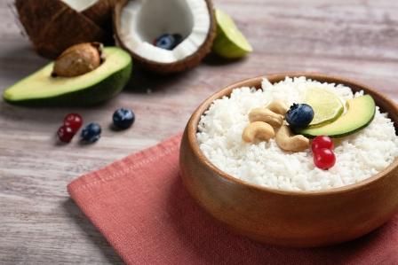 recept na kokosovú sladkú ryžu s avokádom, orechmi a ovocím