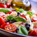 recepty na zeleninový Caprese šalát - taliansky šalát - pradajky, bazakla, olivy,mozzarella