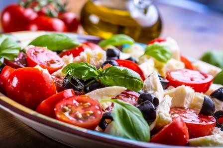 recepty na zeleninový Caprese šalát - taliansky šalát - pradajky, bazakla, olivy,mozzarella