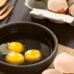 surové vajíčka v miske