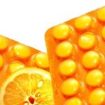vitamín C - pomaranč a tabletky vitamínu C
