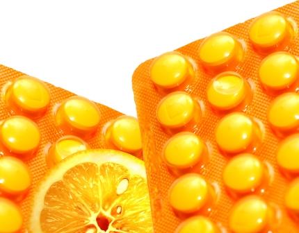 vitamín C - pomaranč a tabletky vitamínu C