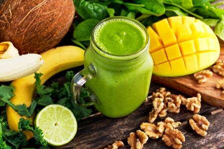 zdravé zelené smoothie - mladý špenát, mango orechy, limetka