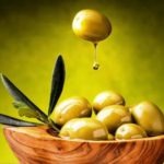 zelena oliva s kvapkou olivoveho oleja