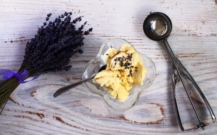 zmrzlina vanilková s levanduľou v miske