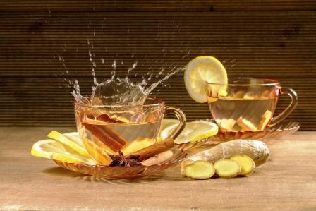 Šálka zázvorového čaju s citrónom, škoricou a anízou.