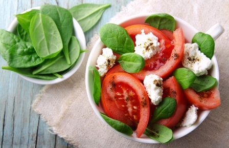 šalát so špenátom, paradajkou cottage cheese a olivovým olejom