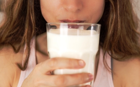žena pije mlieko